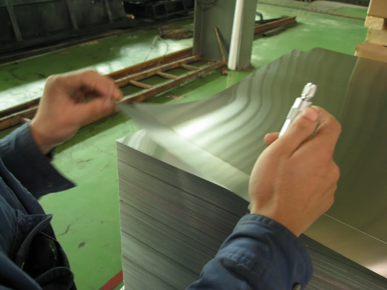 Factory inspection and ultrasonic testing of aluminum plates